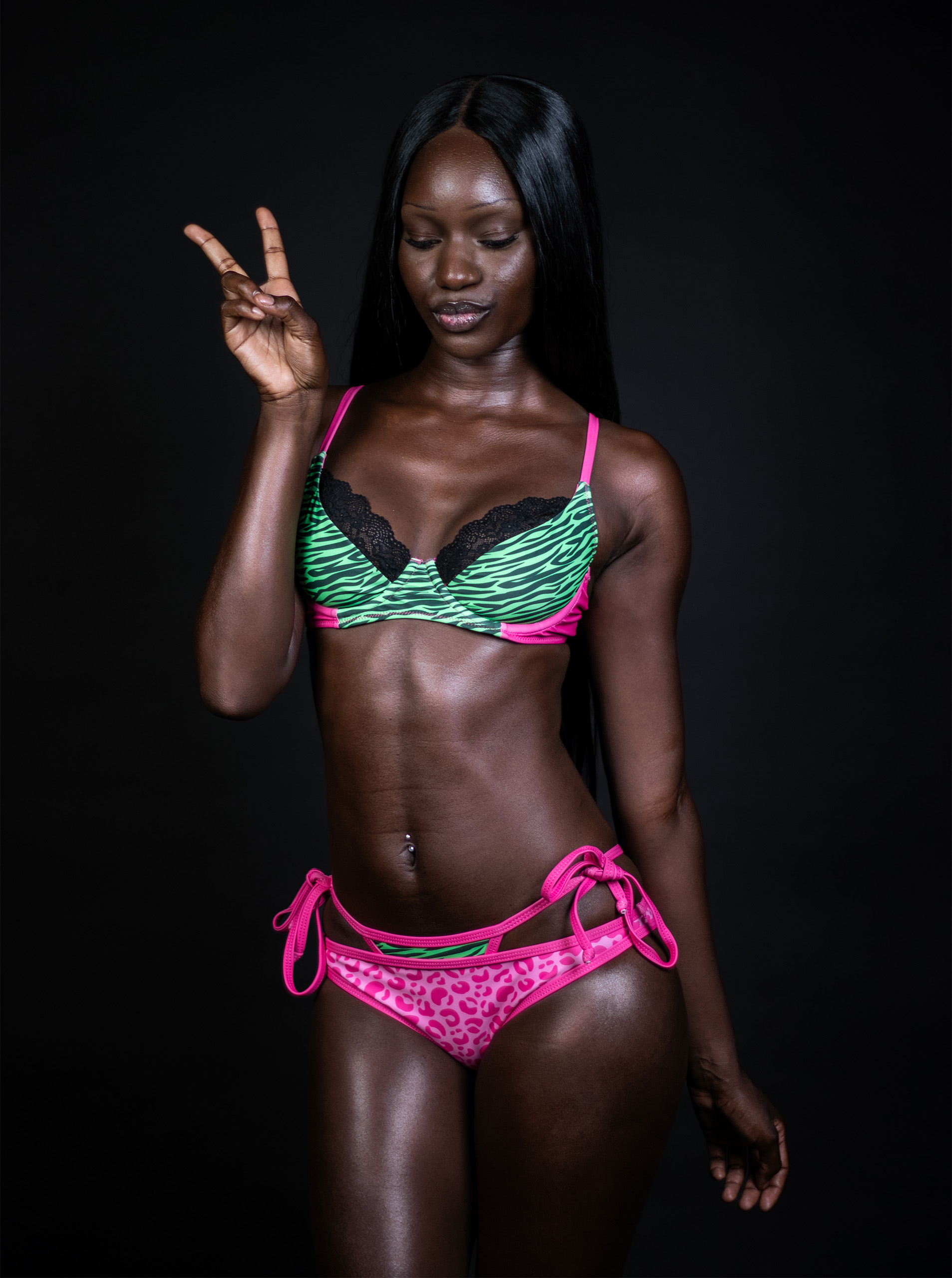 Bikini 3 pièces en précommande : bralette zèbre dentelle noire + 2 culottes superposables. Précommandes disponibles. Tailles XS-XL.