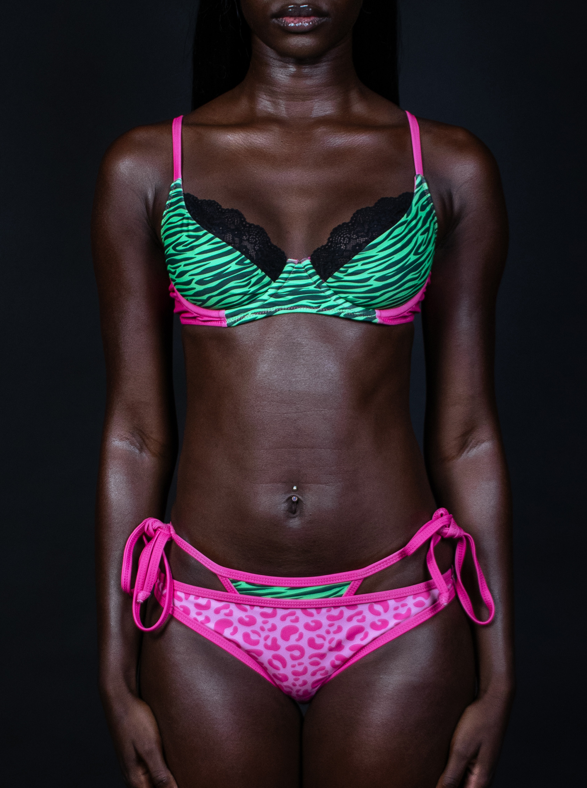 Bikini 3 pièces en précommande : bralette zèbre dentelle noire + 2 culottes superposables. Pré-commandes disponibles. Tailles XS-XL.
