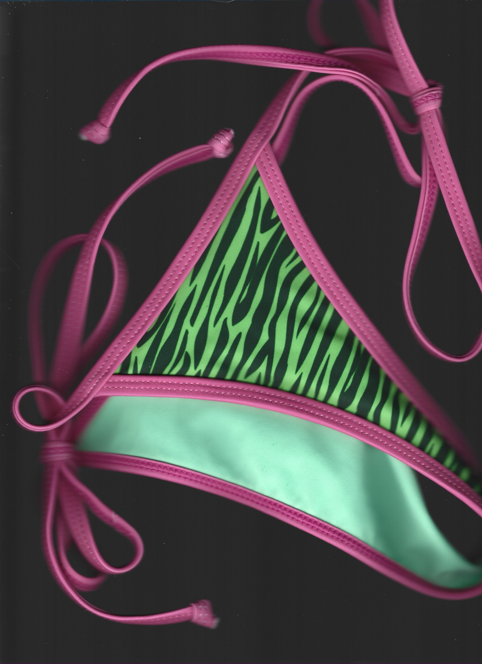 Culotte bikini imprimé zèbre, liens latéraux à nouer. Se porte seule ou superposée. Précommande ouverte