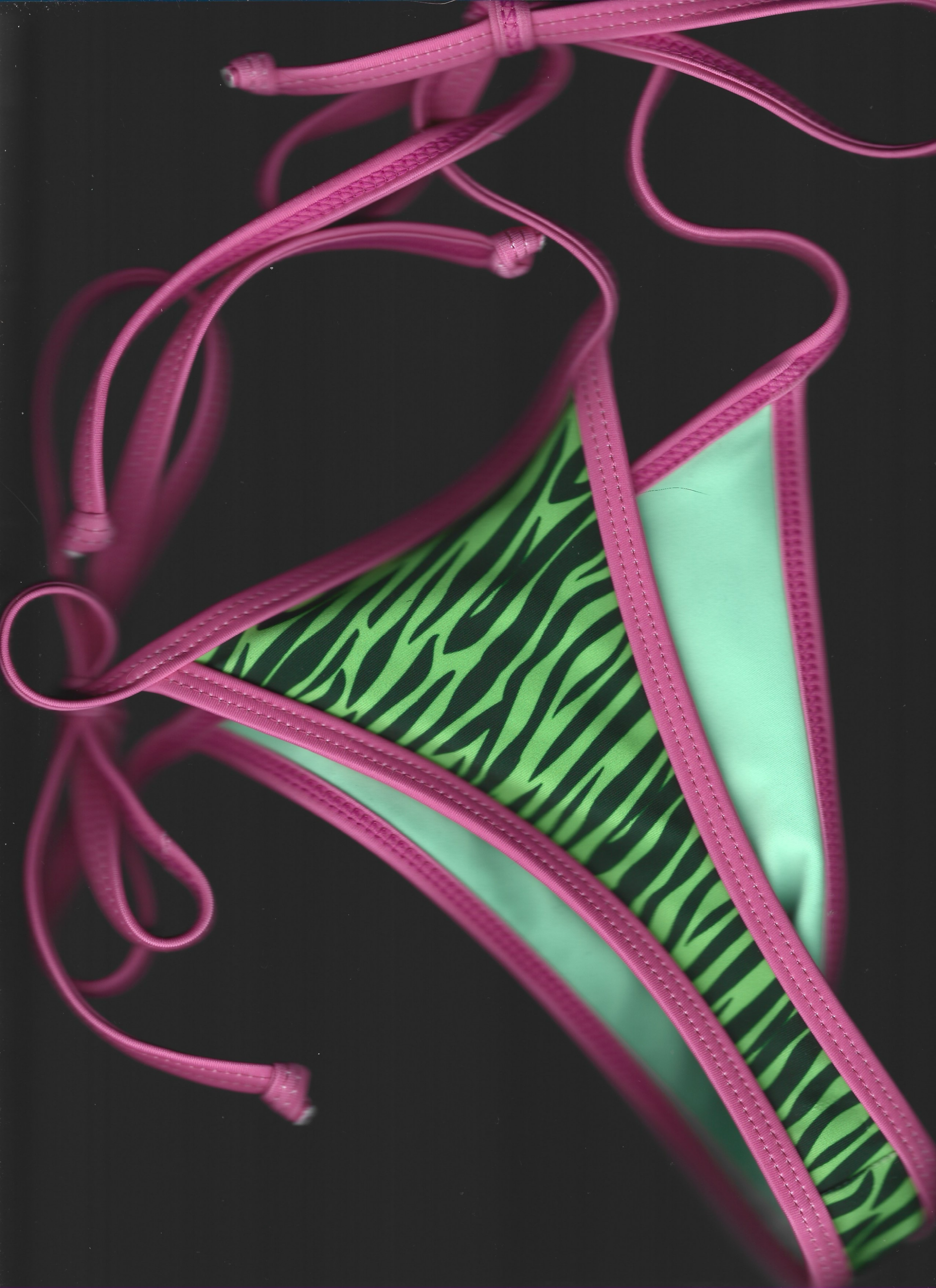 Culotte bikini imprimé zèbre, liens latéraux à nouer. Se porte seule ou superposée. Précommande ouverte